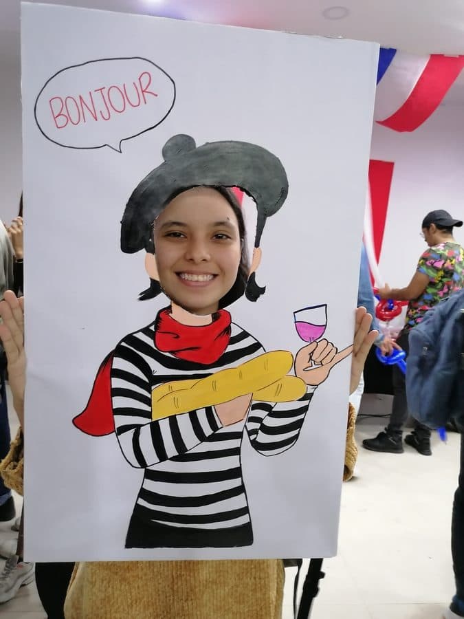Celebrando la cultura francesa con un poco de humor — nunca faltaba un disfraz o un photo op.